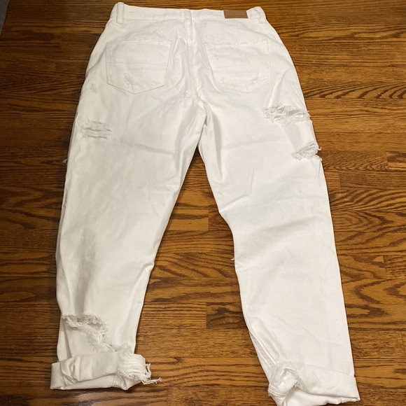 American Eagle- Boyfriend Ripped Short Jeans - Picture 3 of 4